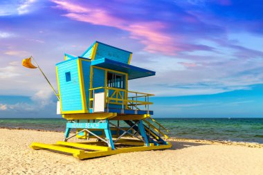 Güney sahilinde cankurtaran kulesi, güneşli bir günde Miami Sahili, Florida