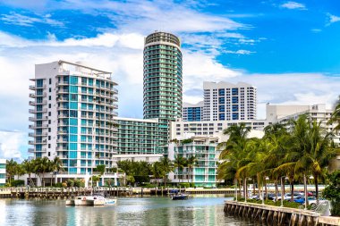 Florida, ABD 'de güneşli bir günde Miami Plajı' ndaki konut binaları