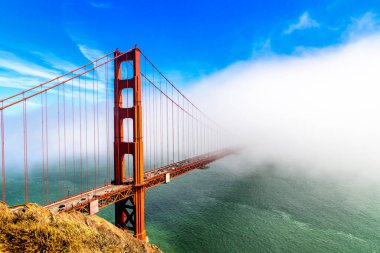 Golden Gate Köprüsü San Francisco, Kaliforniya, ABD 'de Sis ile çevrilidir.
