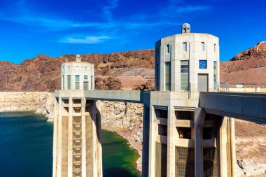 Hoover Barajı ve Colorado Nehri 'ndeki Penstock Kuleleri Nevada ve Arizona sınırı, ABD