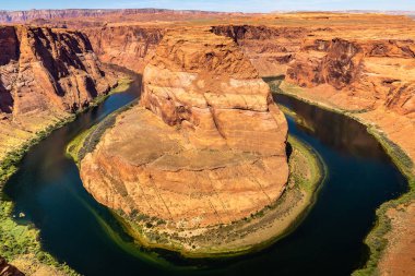 Güneşli bir günde Horseshoe Bend, Arizona, ABD