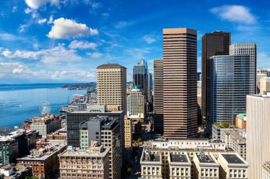 Seattle, ABD 'de güneşli bir günde Seattle iş bölgesinin panoramik hava manzarası