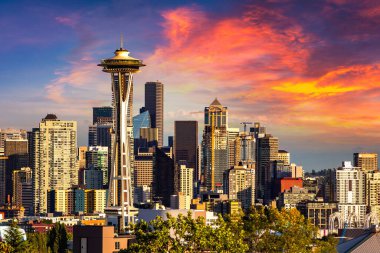 Günbatımında Seattle şehri ve Space Needle 'ın panoramik manzarası, Washington, ABD