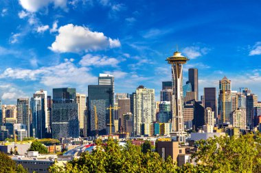 Güneşli bir günde Seattle şehir manzarası ve Space Needle panoramik manzarası, Washington, ABD