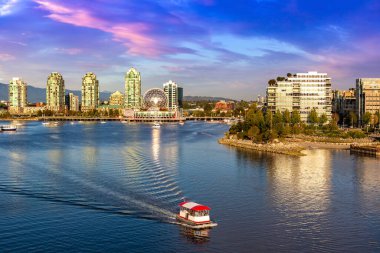 Vancouver, Kanada 'da günbatımında panoramik hava manzarası ve sahte dere