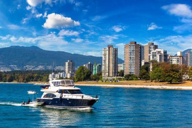 Vancouver 'daki False Creek' te tekne güneşli bir günde, Vancouver, Kanada