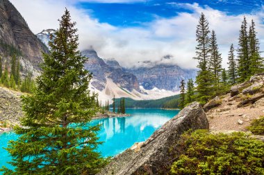 Moraine Gölü 'nün panoramik manzarası, Kanada Banff Ulusal Parkı