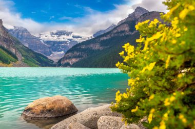 Louise Gölü ve Kanada Banff Ulusal Parkı 'nın panoramik manzarası.