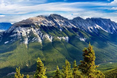 Banff Ulusal Parkı 'ndaki Bow Valley' in panoramik hava manzarası, Kanada Kayalıkları