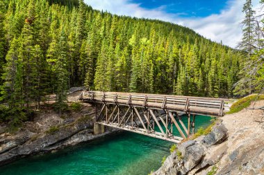 Kanada Banff Ulusal Parkı 'ndaki Minnewanka Gölü' ndeki Stewart Canyon Köprüsü