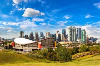 Calgary 'nin güneşli bir günde panoramik manzarası, Kanada