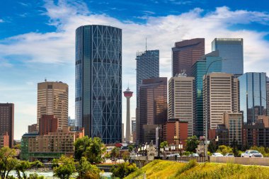 Calgary 'nin güneşli bir günde panoramik manzarası, Kanada