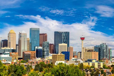 Calgary 'nin güneşli bir günde panoramik manzarası, Kanada