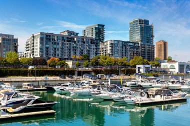 Güneşli bir günde Montreal ve Old Port 'un panoramik şehir manzarası, Quebec, Kanada