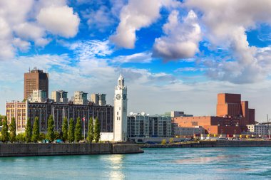 Montreal saat kulesi (Tour de l 'Horloge) ve Montreal şehri güneşli bir günde, Quebec, Kanada