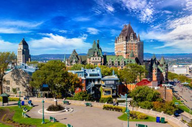Eski Quebec City, Kanada 'daki Frontenac Şatosu' nun (Fairmont Le Chateau Frontenac) panoramik manzarası