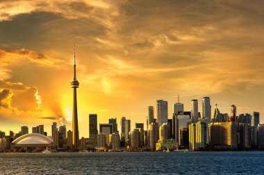 Toronto ufuk çizgisinin panoramik görüntüsü ve günbatımında CN Kulesi, Ontario, Kanada