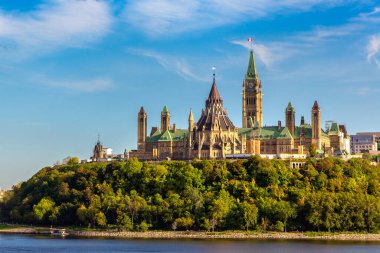 Kanada Parlamentosu Ottawa 'da ve nehri güneşli bir günde, Kanada