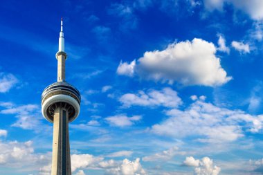 Toronto 'daki CN Kulesi güneşli bir günde, Ontario, Kanada