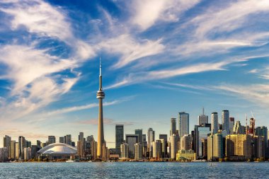 Toronto gökdeleni ve CN Kulesi 'nin güneşli bir günde panoramik görüntüsü, Ontario, Kanada