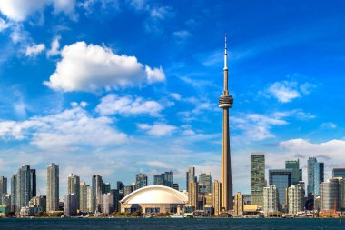 Güneşli bir günde Toronto şehri ve CN Kulesi 'nin panoramik manzarası, Ontario, Kanada