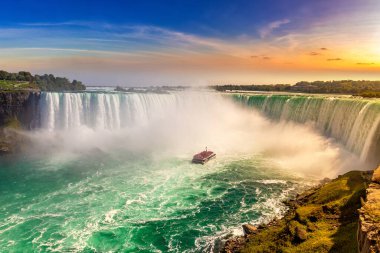 Kanada 'da Niagara Şelalesi, Horseshoe Şelalesi ve Niagara Şelalesi, Ontario, Kanada' da gün batımında tekne turu.