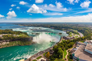 Kanada 'nın Niagara Şelalesi' nin panoramik hava manzarası, Niagara Şelalesi, Ontario, Kanada 'da güneşli bir günde