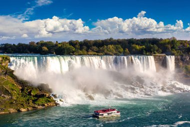 Kanada 'nın Niagara Şelaleleri, Amerika Şelaleleri, Niagara Şelaleleri, Ontario, Kanada' da güneşli bir günde