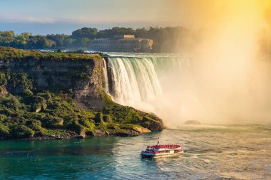 Kanada 'da Niagara Şelalesi, Horseshoe Şelalesi ve Niagara Şelalesi, Ontario, Kanada' da gün batımında tekne turu.