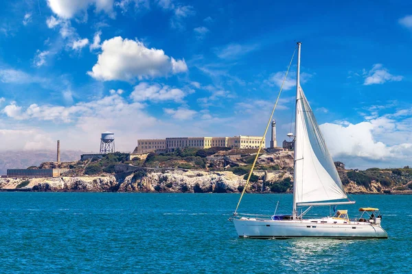 Segling Yacht Mot Alcatraz Fängelse Island San Francisco Kalifornien Usa — Stockfoto