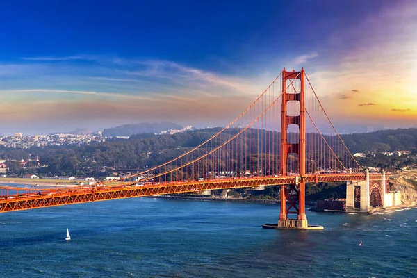 Golden Gate Köprüsü 'nün San Francisco, California, ABD' de günbatımında panoramik görüntüsü
