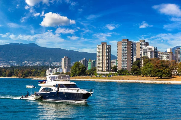 在阳光灿烂的温哥华法尔斯克里克的船 加拿大温哥华 — 图库照片