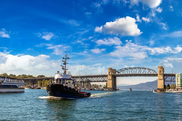 カナダのバンクーバーで晴れた日のBurrard Street Bridge — ストック写真