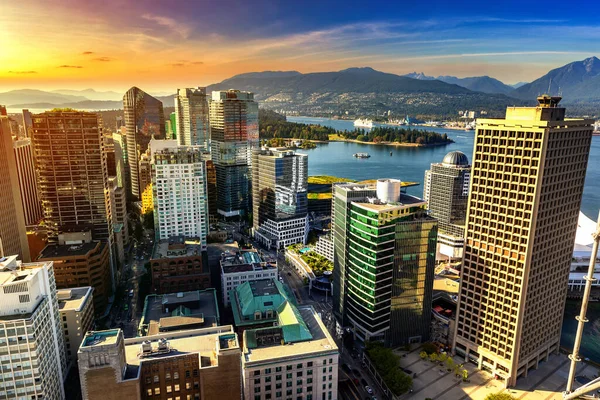 加拿大温哥华商业区日落时的全景鸟瞰 — 图库照片