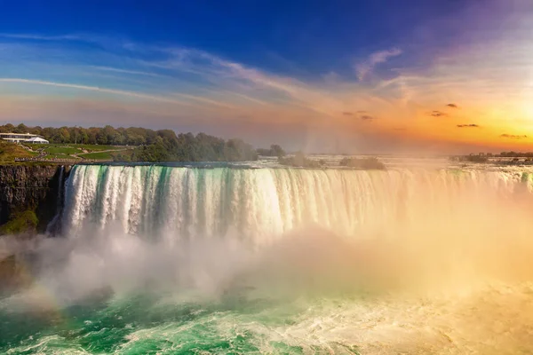 Kanada 'da Niagara Şelalesi' nin yan manzarası, Niyagara Şelalesi 'nde gün batımında Horseshoe Şelalesi, Kanada