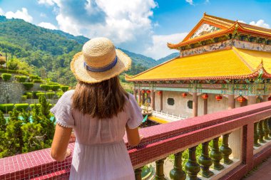 Georgetown, Penang Adası, Malezya 'daki Kek Lok Si Tapınağı' nda kadın gezgin.