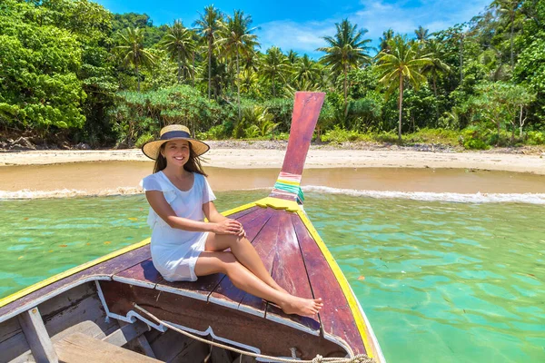 Щаслива Мандрівниця Відпочиває Човні Біля Тропічного Острова Таїланду — стокове фото