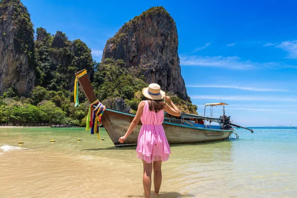 Schöne Touristin Der Nähe Des Traditionellen Langschwanzbootes Railay Beach Thailand — Stockfoto