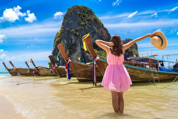 タイのプラナンビーチにある伝統的なロングテールボートに近い美しい観光女性 — ストック写真