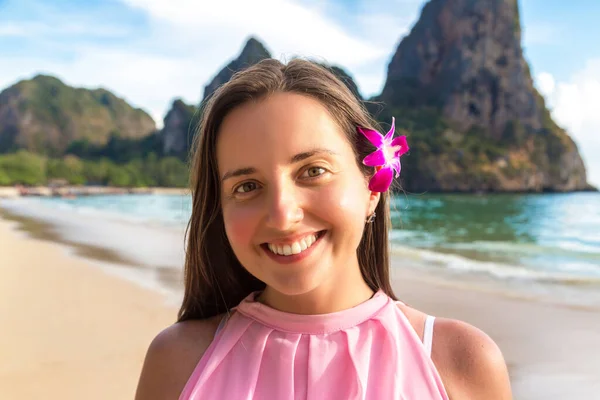 Ung Vacker Kvinna Bär Rosa Klänning Och Krans Blommor Tropiska — Stockfoto