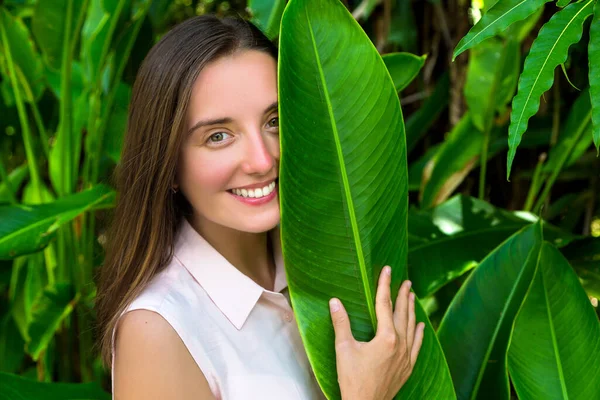 Güzel Kadın Büyük Tropikal Yaprağın Arkasında Saklanıyor — Stok fotoğraf