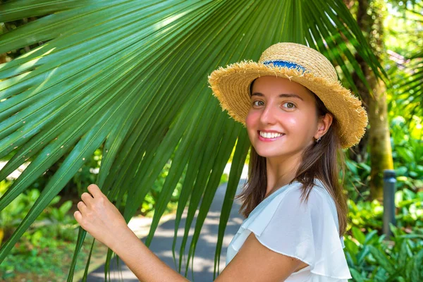Молода Красива Жінка Позує Серед Великих Листя Тропічної Пальми — стокове фото