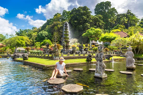 Mulher Viajante Vestindo Vestido Branco Chapéu Palha Templo Taman Tirtagangga — Fotografia de Stock