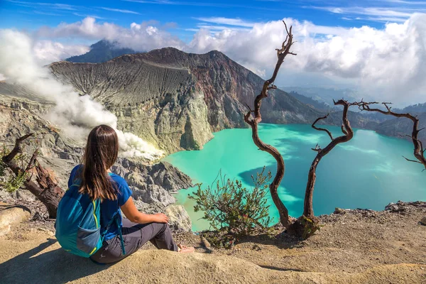 印度尼西亚爪哇岛活火山Ijen和枯树火山口的女旅行者 — 图库照片