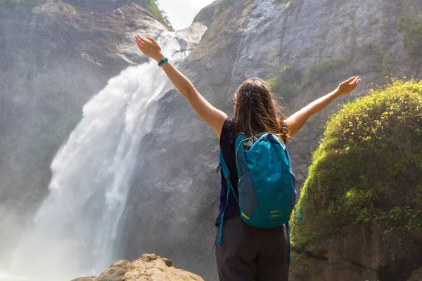 Kvinde Turist Dunhinda Vandfald Solrig Dag Sri Lanka - Stock-foto