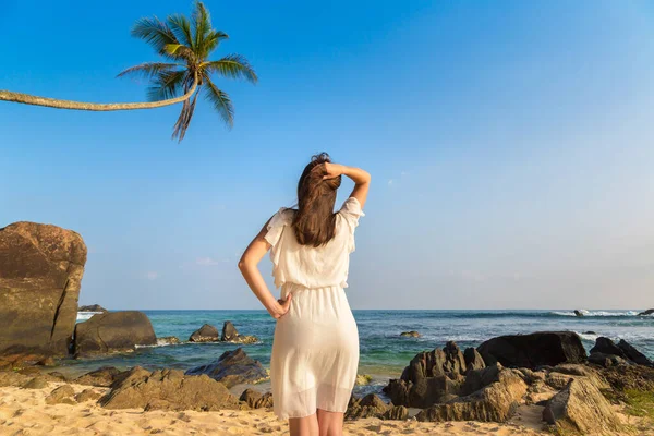 Портрет Молодої Красивої Жінки Білій Сукні Перебуває Тропічному Пляжі Біля — стокове фото