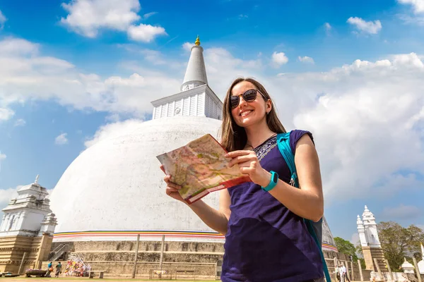 Donna Con Una Mappa Vicino Big White Ruwanwelisaya Stupa Anuradhapura — Foto Stock