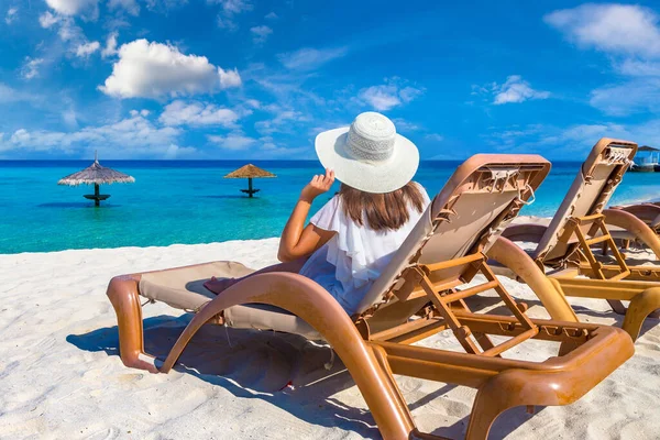 Schöne Frau Entspannt Sich Der Sonnenliege Tropischen Luxusstrand Einem Sonnigen — Stockfoto