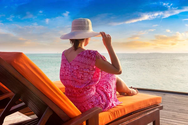Schöne Frau Entspannt Sich Der Sonnenliege Tropischen Luxusstrand Einem Sonnigen — Stockfoto