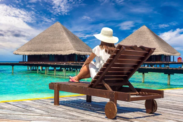 Vacker Kvinna Avkopplande Solarium Lyx Tropisk Strand Solig Sommardag — Stockfoto